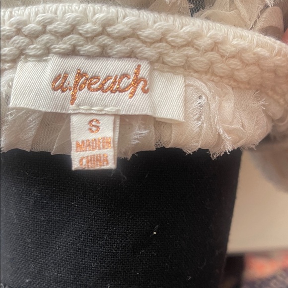 Chic Cream Lace Women's Cropped Blazer with Gold Accents - Picture 2 of 6